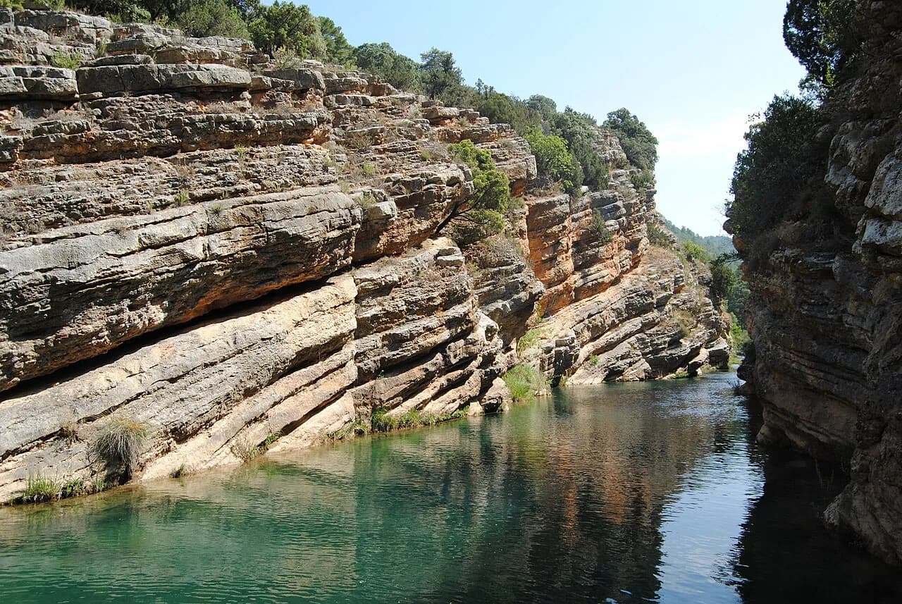 Río Júcar bajo los grandes cortados rocosos de Villalba de la Sierra