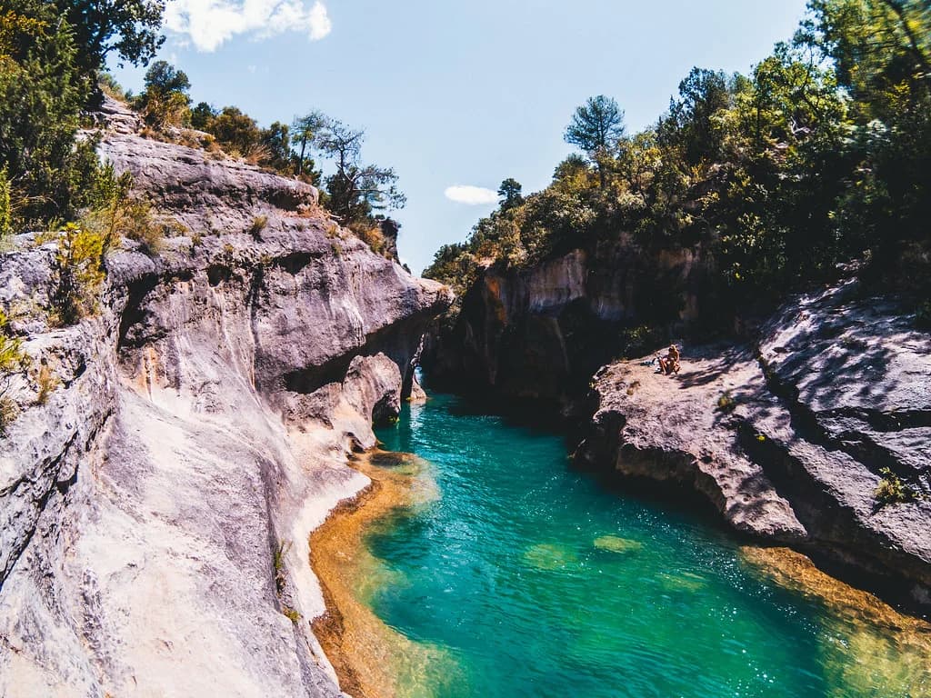 Barranquismo por el cauce del río Júcar entre paredes de roca
